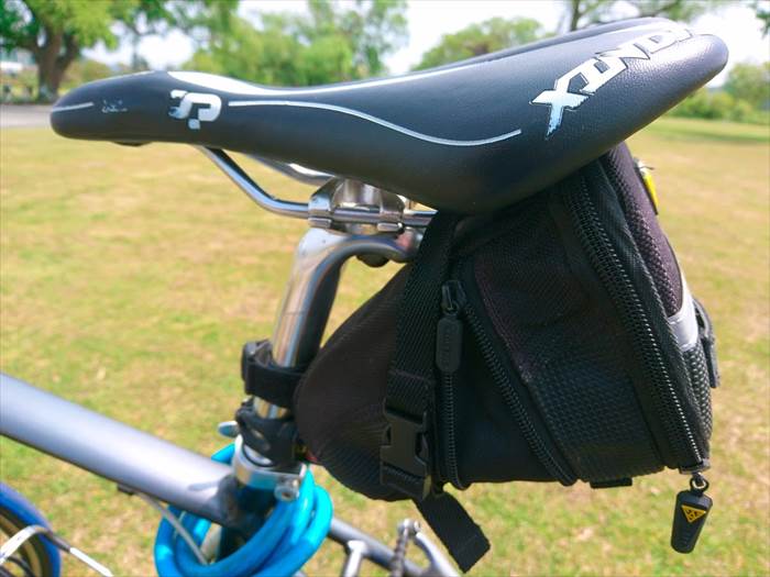 TOPEAK(トピーク)エアロ ウェッジ パック(Mサイズ)を左右に大きくした状態